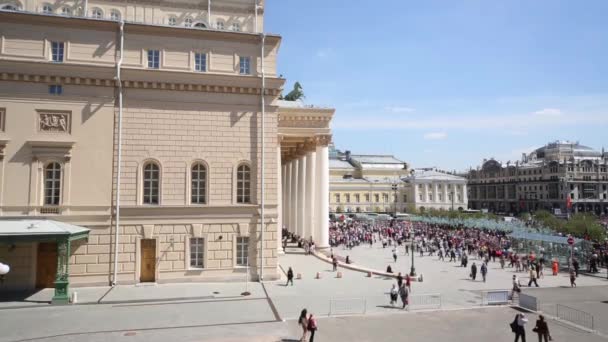 Menigte in de buurt van Bolshoi theater in Moskou — Stockvideo