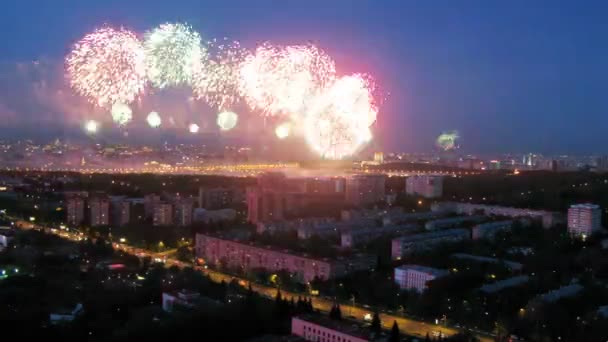 Fuochi d'artificio lampeggia e scintille sopra la città — Video Stock