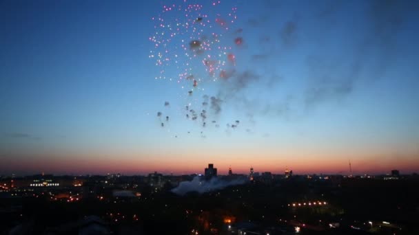 カラフルな花火は、モスクワで — ストック動画