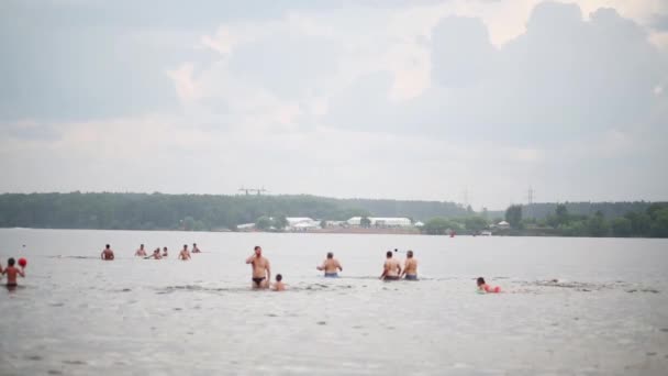 Beaucoup de gens nagent dans la rivière — Video
