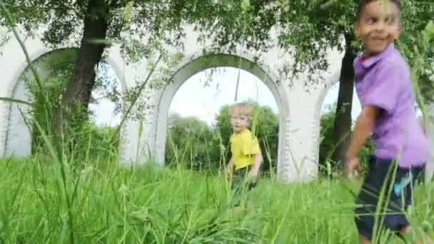 Niña y dos chicos corriendo — Vídeos de Stock