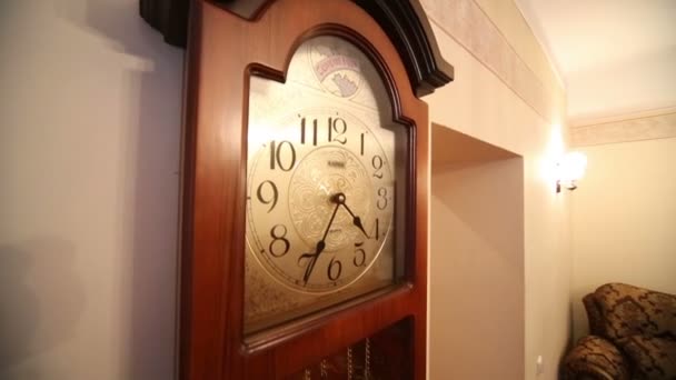 Gran reloj de pared de madera — Vídeo de stock