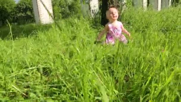 Petit bébé heureux mignon joue  