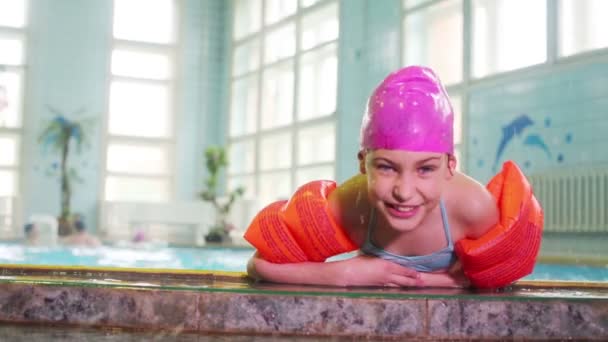 Girl sprinkles feet in pool — Stock Video