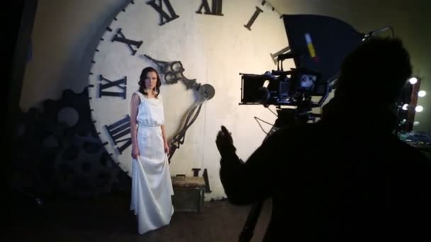 Eugeniya Vershanskaya w pobliżu zegara — Wideo stockowe