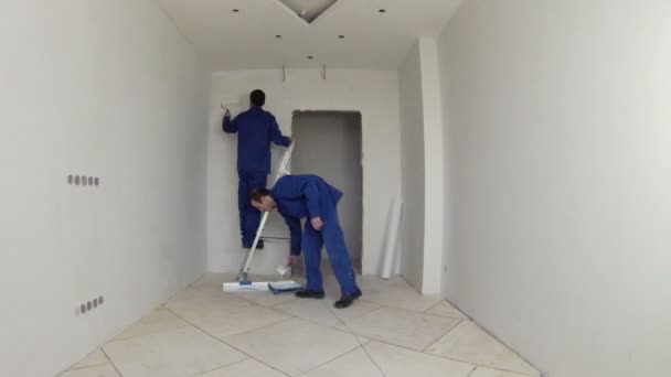 Dois trabalhadores se preparam para spackling parede — Vídeo de Stock