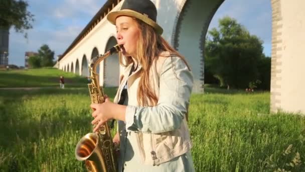 Menina joga saxofone — Vídeo de Stock