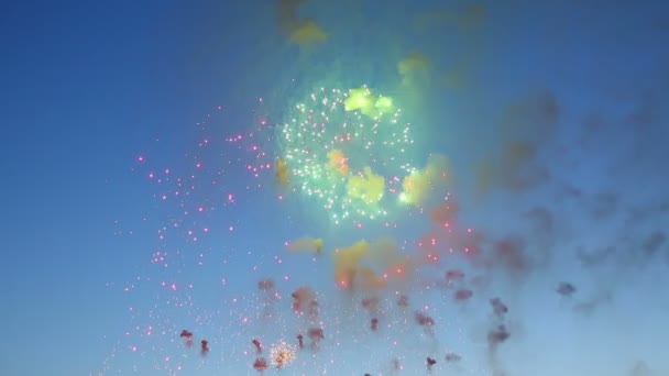 Veel kleurrijke vuurwerk op blauwe hemel — Stockvideo