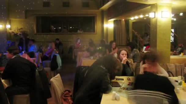Mensen die na de lunch in het café Durov — Stockvideo