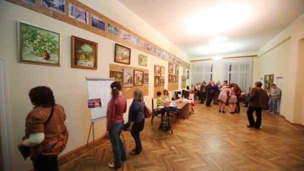 Exhibition of paintings in Kolontaevo sanatorium. — Stock Video