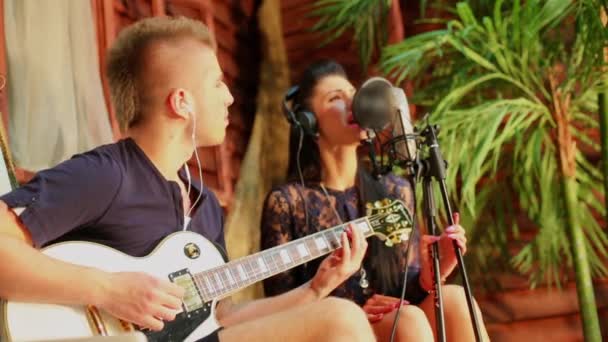 Adam çalış gitar ve kadın şarkı söyler — Stok video