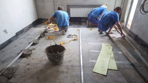 Los trabajadores se preparan para hacer piso de vertido — Vídeos de Stock