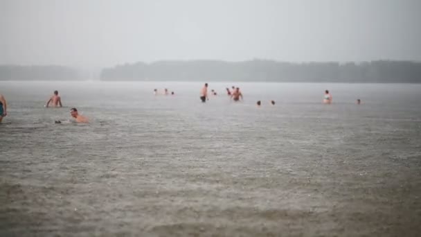 Pessoas nadando na lagoa Pirogovskoe . — Vídeo de Stock