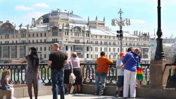 Ludzie patrzą na hotel Metropol — Wideo stockowe