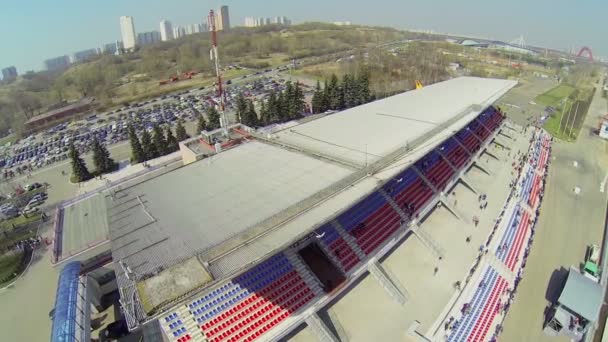 Trybuny z ludźmi w pobliżu parking — Wideo stockowe