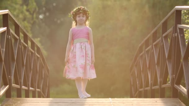 Niña bonita en vestido rosa — Vídeo de stock