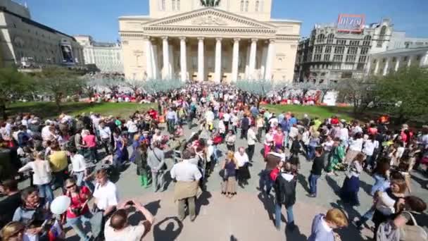 Mucha gente caminando cerca del teatro Bolshoi — Vídeos de Stock