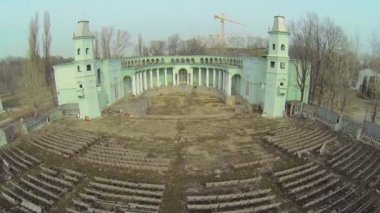 Terk edilmiş tiyatro oturma sıraları