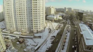 Şehir trafiği yakınındaki konut evleri