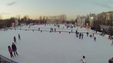buz pateni pisti tarafından insanlar slayt