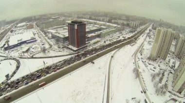 Cityscape karayolu üzerinde trafik ile