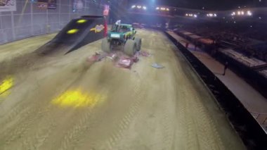 İki büyük araba sürmek autodrome yanında