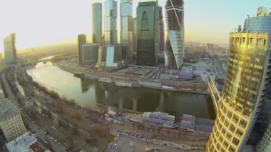 Nehir iskele gökdelenler ile