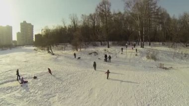Buzlu su birikintisi üzerinde kişi 