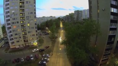 Tramvay durur ve yolcu kaldırır