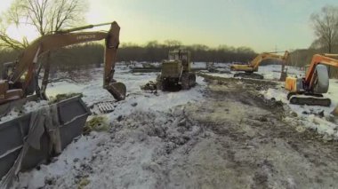 Buldozer ve Ekskavatör road yakınındaki