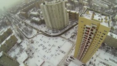 Şehir panoraması ile uzun boylu konut evleri