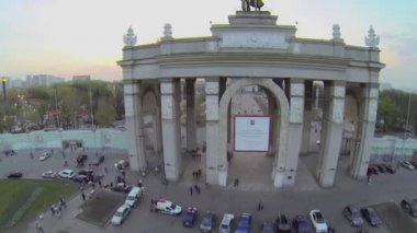 Giriş kapısı yakınındaki insan kalabalığı