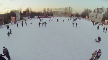 Birçok kişi ile buz pateni pisti