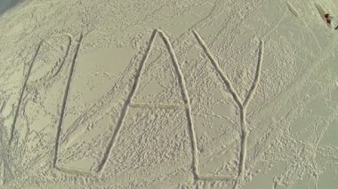 Kelime oyunu ile buzlu gölet yüzeyinin 