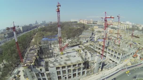 Tercer anillo de transporte cerca de la obra — Vídeos de Stock