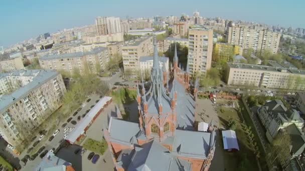 Tráfico callejero cerca de la catedral católica — Vídeos de Stock