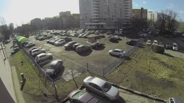 Parcheggio illuminato dalla luce solare — Video Stock