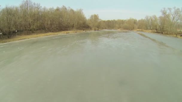 Man kör förbi stranden av damm — Stockvideo