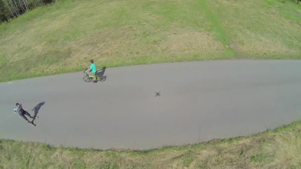 Mladý cyklista jede po silnici — Stock video
