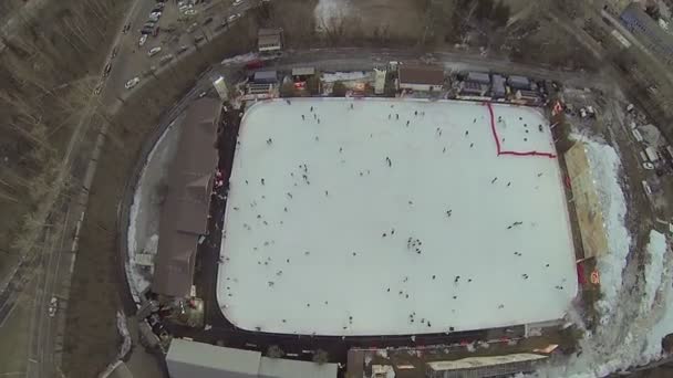 Menschen rutschen an Eisbahn vorbei — Stockvideo