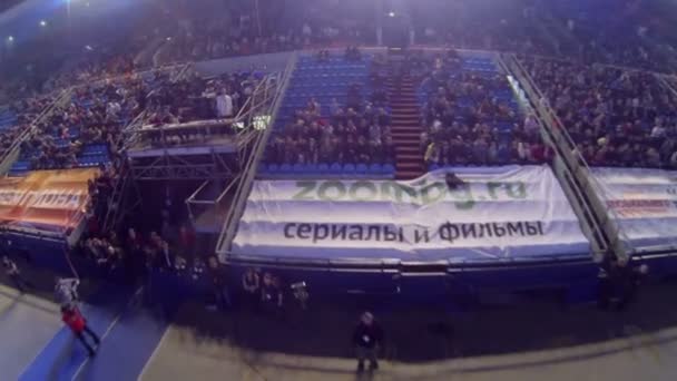 Beaucoup de gens s'assoient sur les tribunes — Video