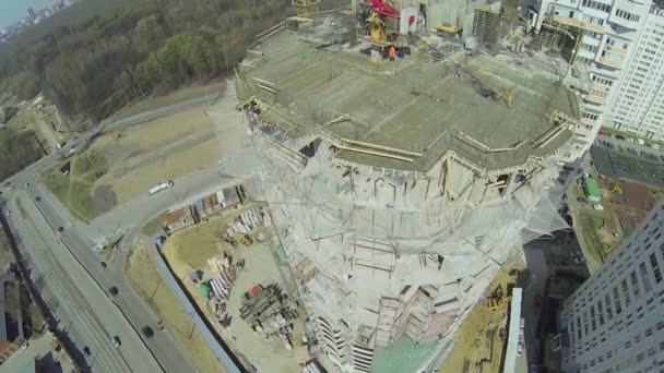 Obras de grúa en obra — Vídeo de stock