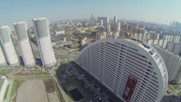 Paisaje urbano con vivienda Parus — Vídeos de Stock