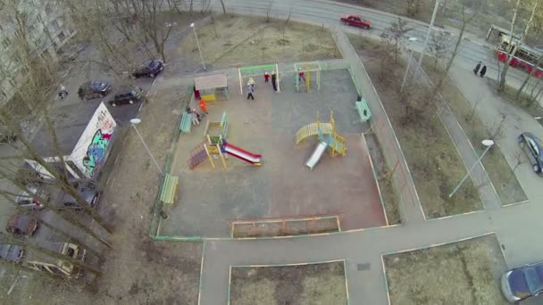 Madres con niños están en el parque infantil — Vídeo de stock