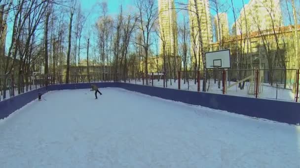 Pappa spelar hockey med son — Stockvideo