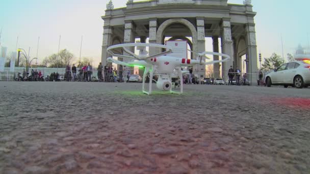 Quadrocopter terhadap gerbang — Stok Video