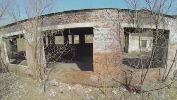 Занедбані будівлі майстерні — стокове відео