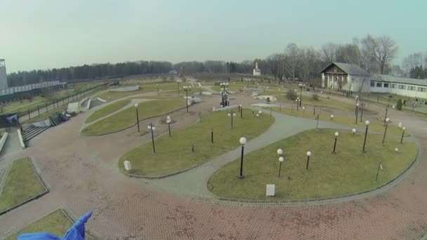 Platz mit Laternen auf Fußwegen — Stockvideo