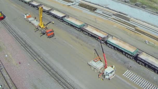 Paseos en tren cerca del sitio de construcción — Vídeos de Stock