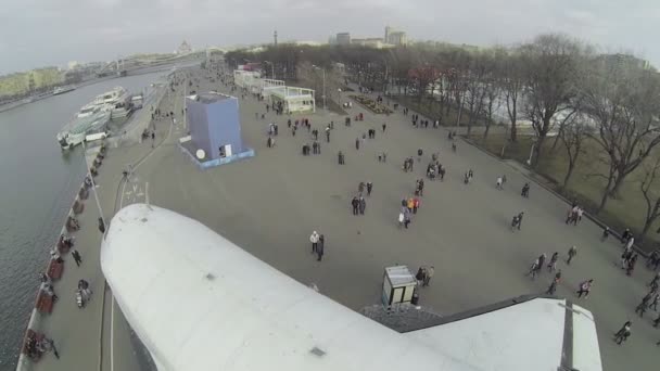 Les touristes marchent à quai — Video